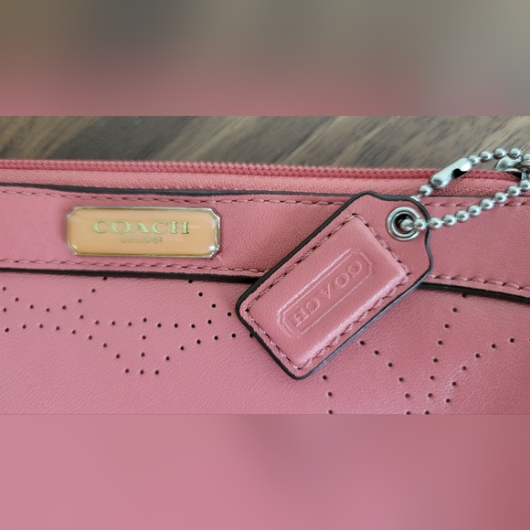 EUC Pink Coach wristlet leather - Picture 2 of 6